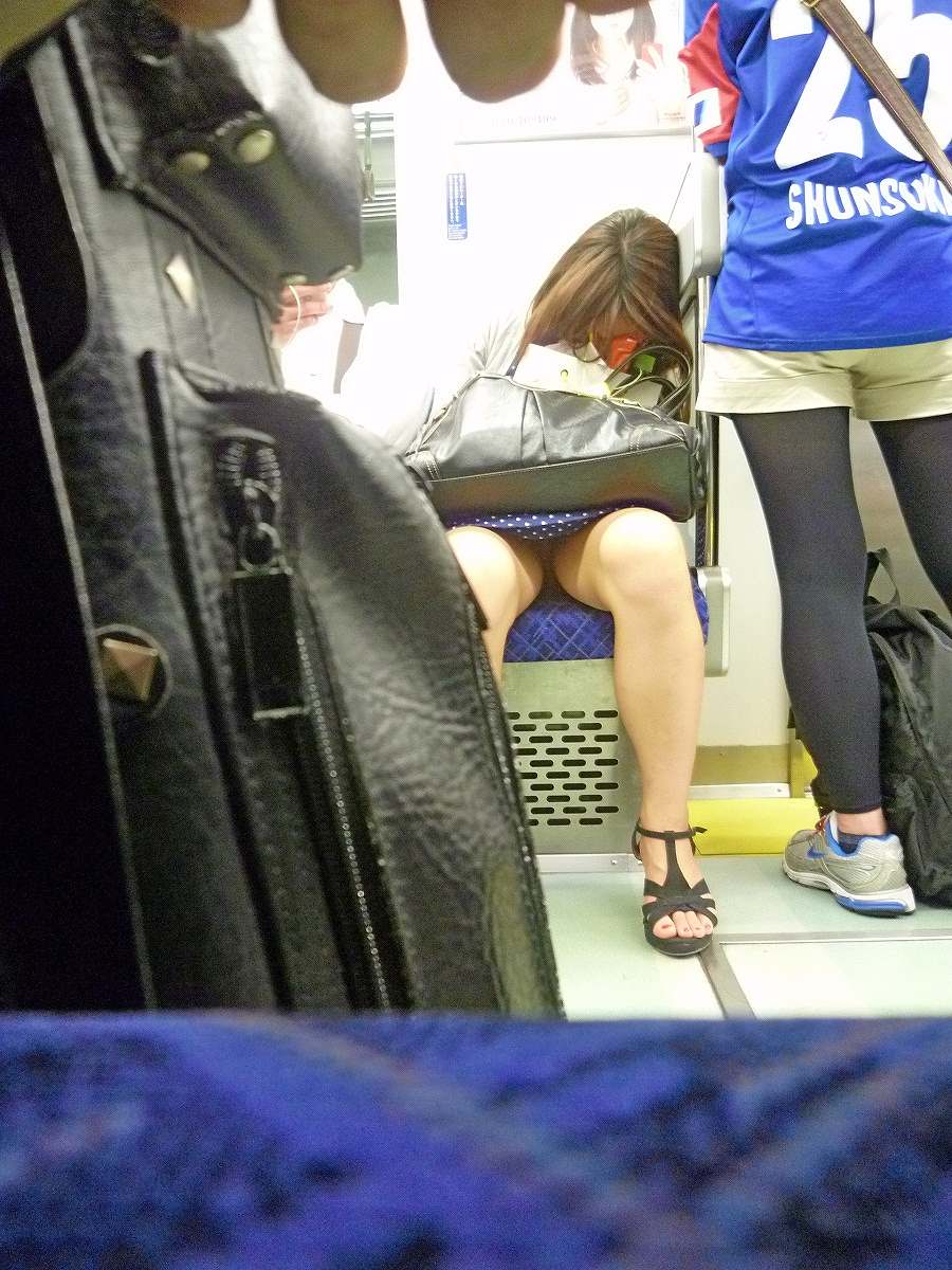 電車で居眠りする水玉スカートのお姉さんを盗撮！