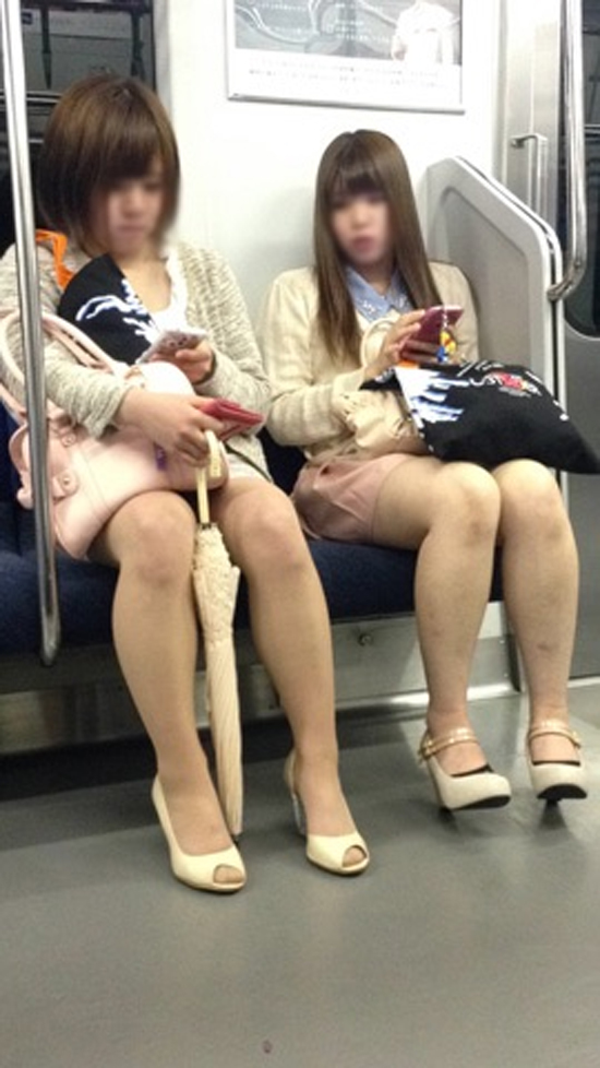 電車で座ってる美脚女性たちを隠し撮り！