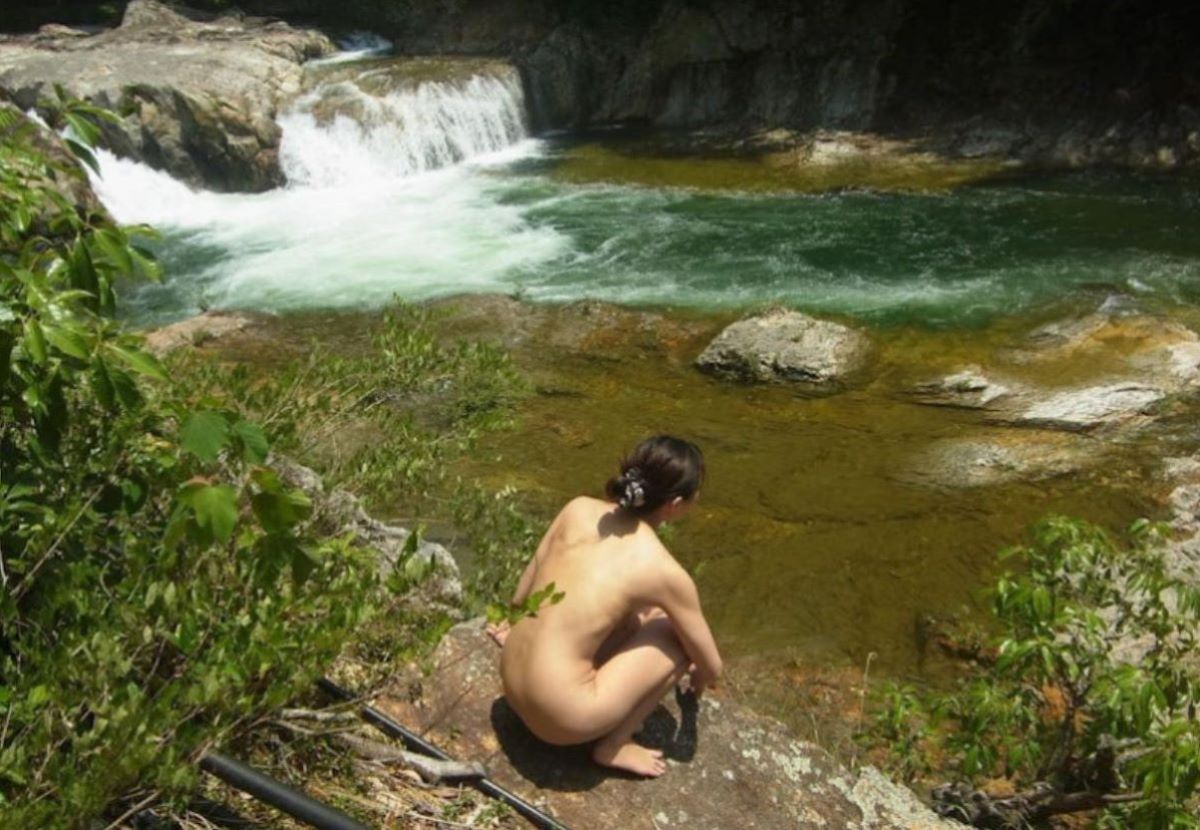 川辺で全裸になって野外露出してる！