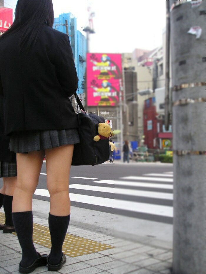 信号待ちする女子校生の美脚を街撮り！