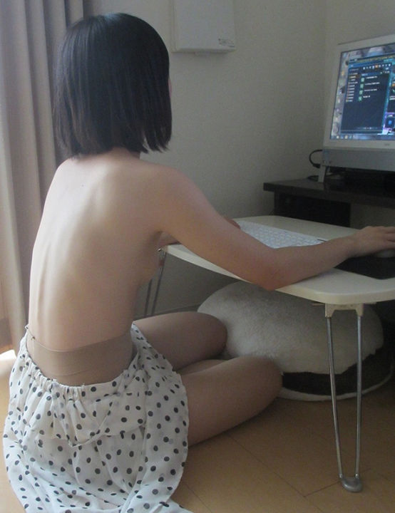 上半身裸でパソコンをやってる女性！