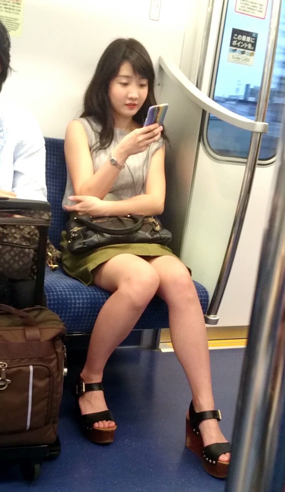 綺麗な足のミニスカート女性を盗撮！