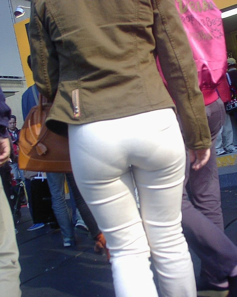 白パンツで透けパンする女性を隠し撮り！