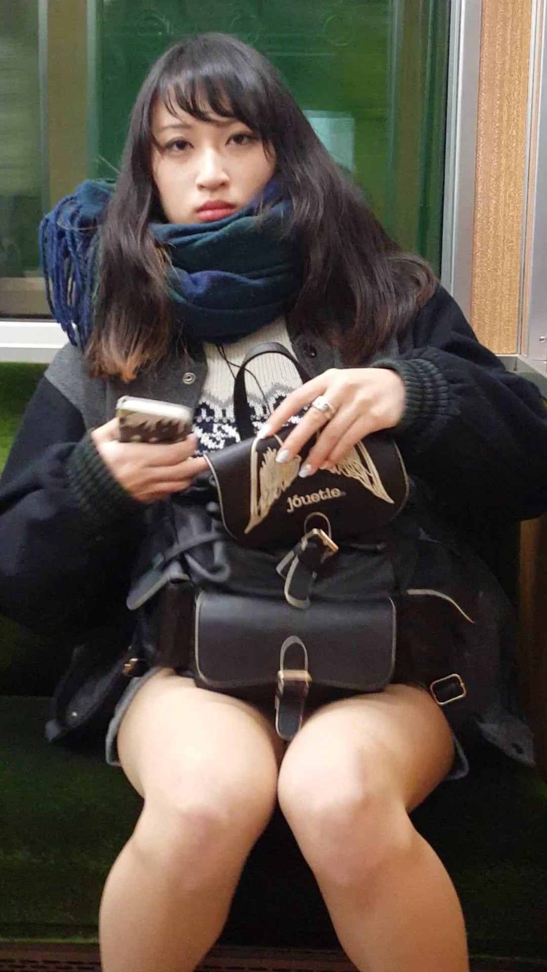 電車内でお姉さんの美脚をねっとり観察！