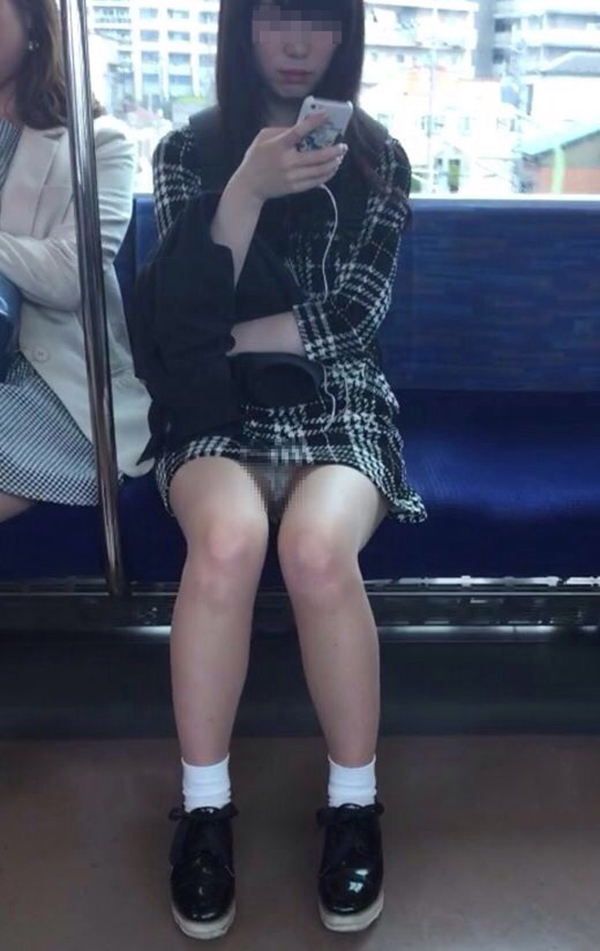 電車内でガッツリと下着が見えまくり！