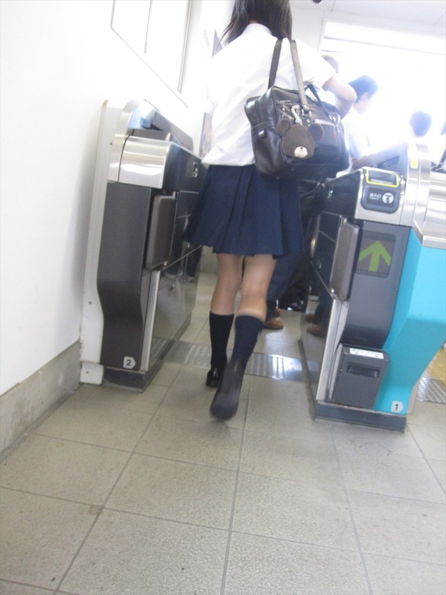 駅の改札を通る女子校生の美脚をガン見！