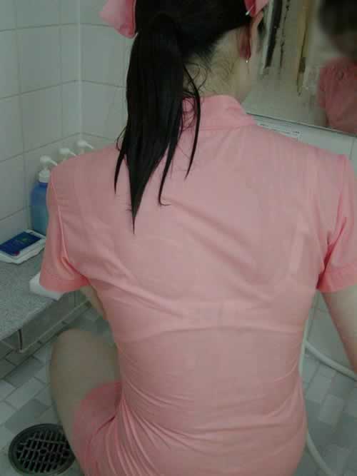 風呂掃除する看護師の透けブラを盗撮！