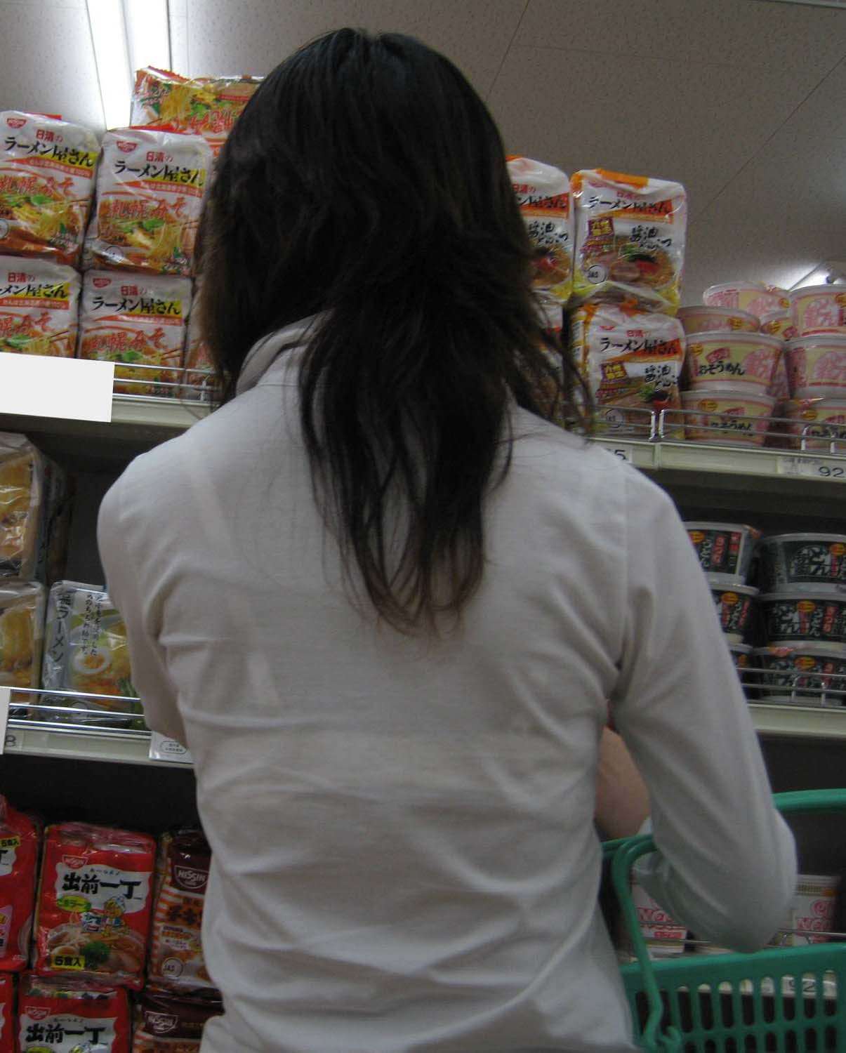 スーパーマーケットで透けブラ女性を発見！