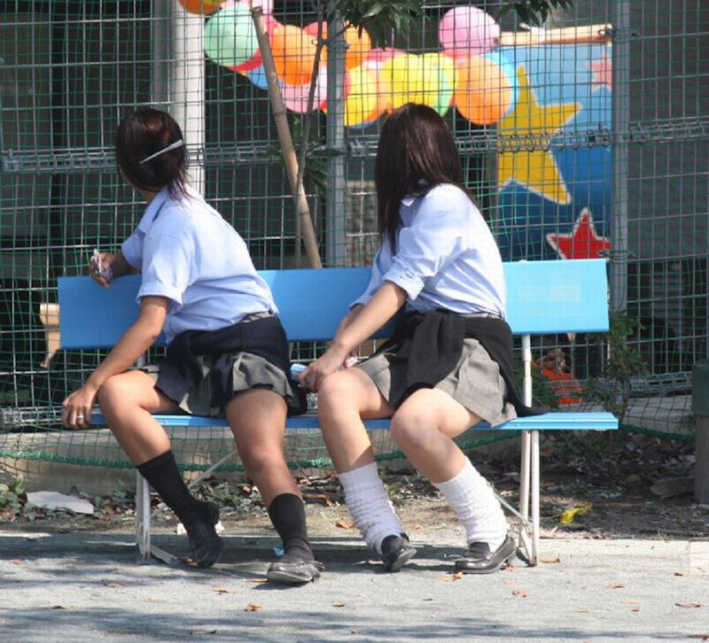 ベンチに座る女子校生たちの美脚を撮影！