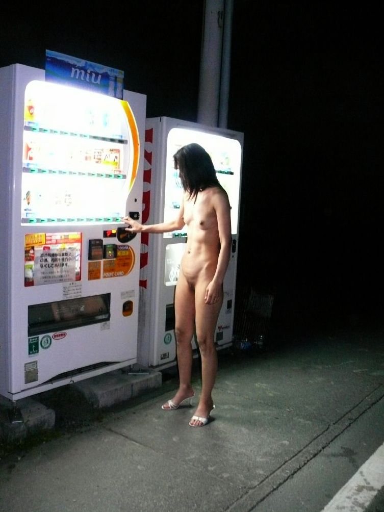 全裸女性がジュースを買いに来てる！