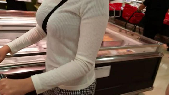 スーパーでパイスラする女性を隠し撮り！