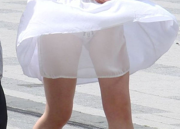 純白スカートが捲れ上がって下着が丸見え！