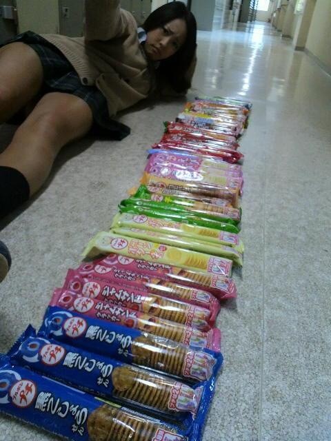 学校の廊下の大量のお菓子を並べる！