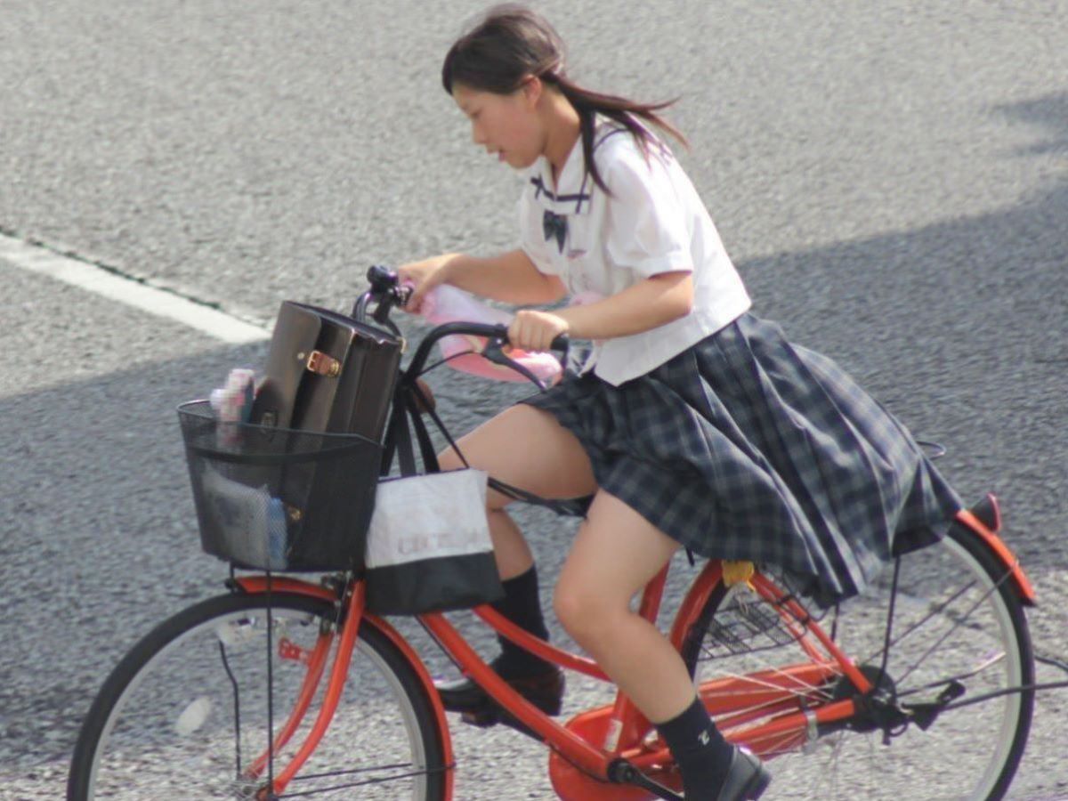 自転車で爆走する女子校生を盗撮！
