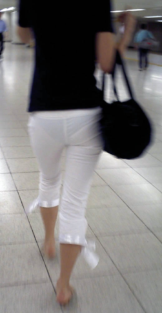 白いズボンは下着が透けやすいね！