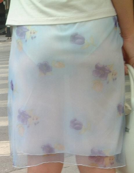 花柄のスカートからパンツが透け透け！