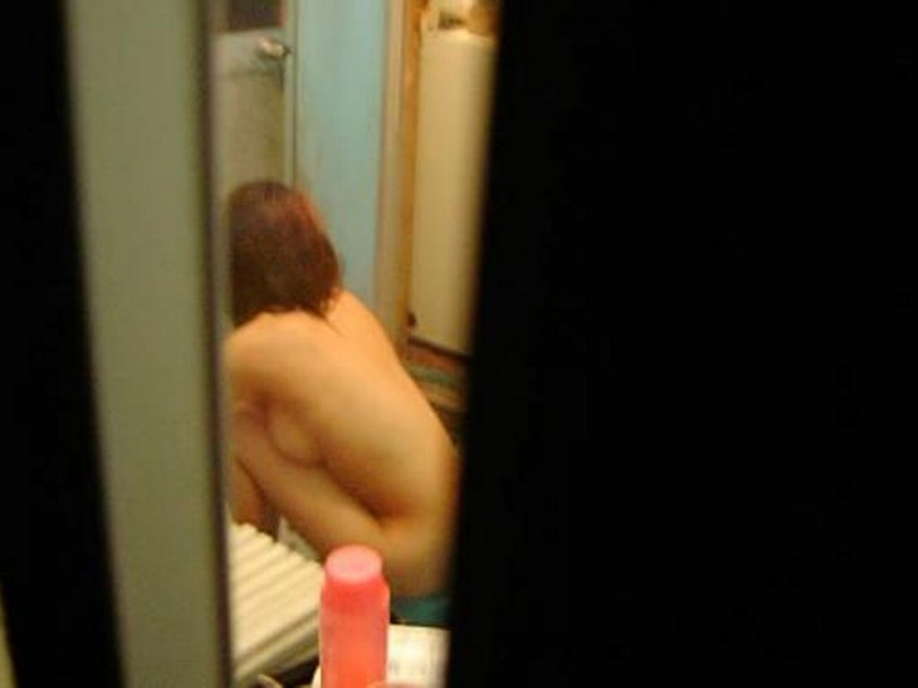 浴室で洗体してる女性の背中を覗き見！
