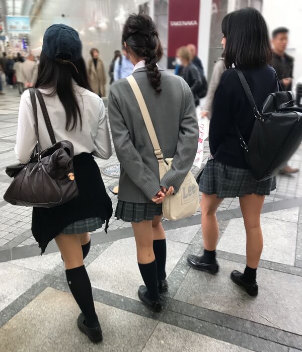 足が細すぎる女子校生たちを街撮り！