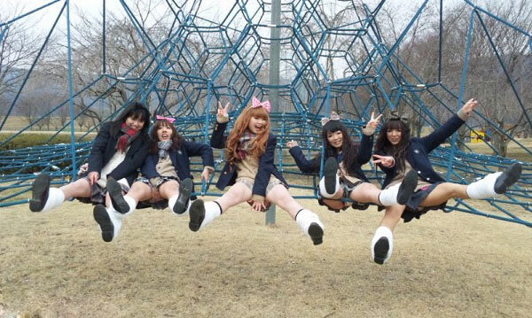 集団の女子校生が公園でおふざけしてる！