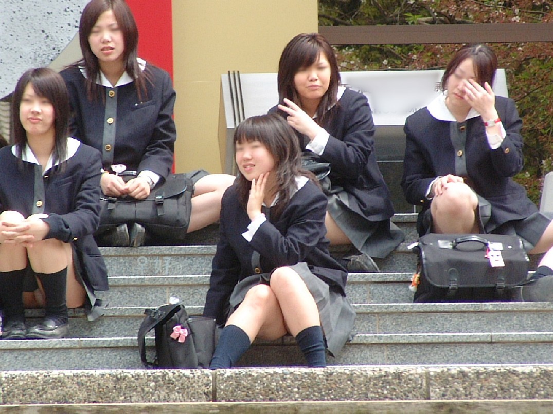 階段に座ってパンチラする女子校生たち！